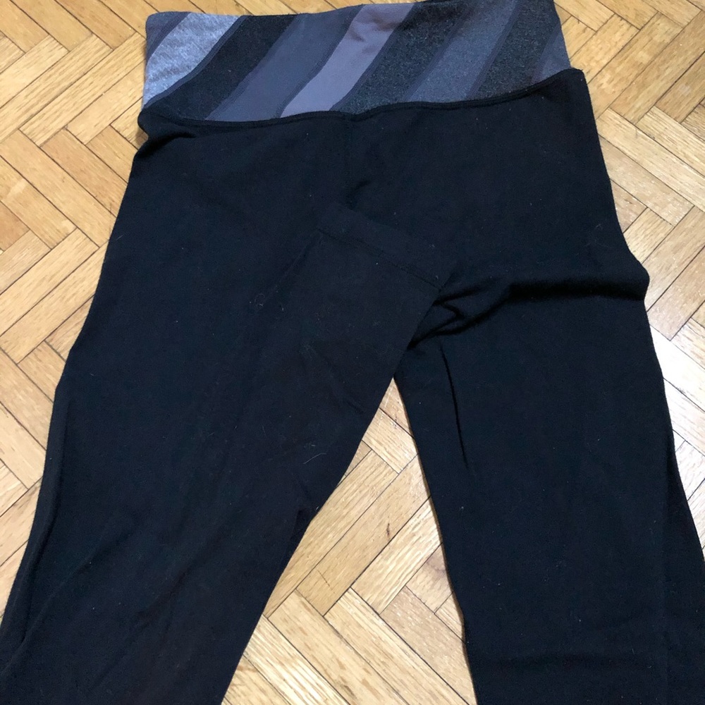 LULULEMON LEGGINGS size 4.